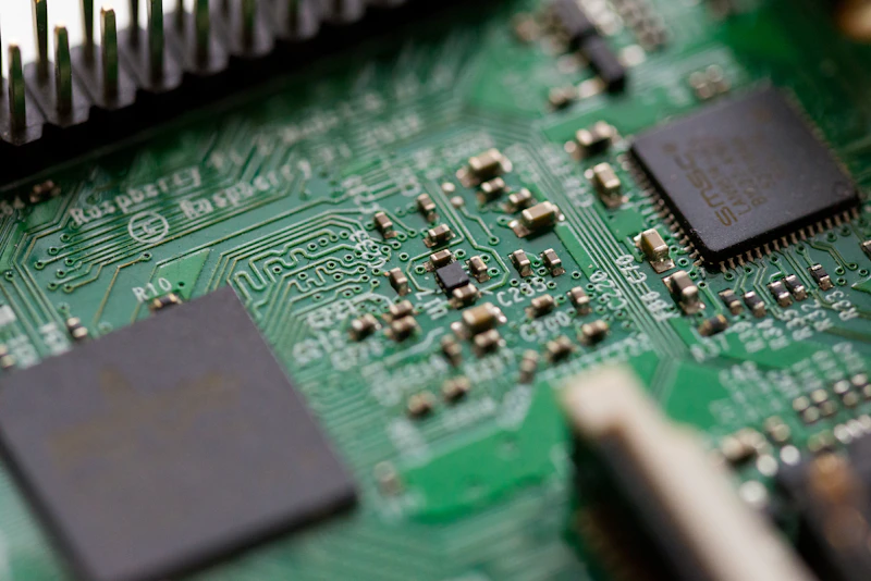Detalhe de painel de controle e cabeamento industrial