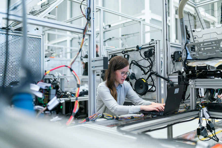 Engenheiro ajustando equipamento de automação em bancada